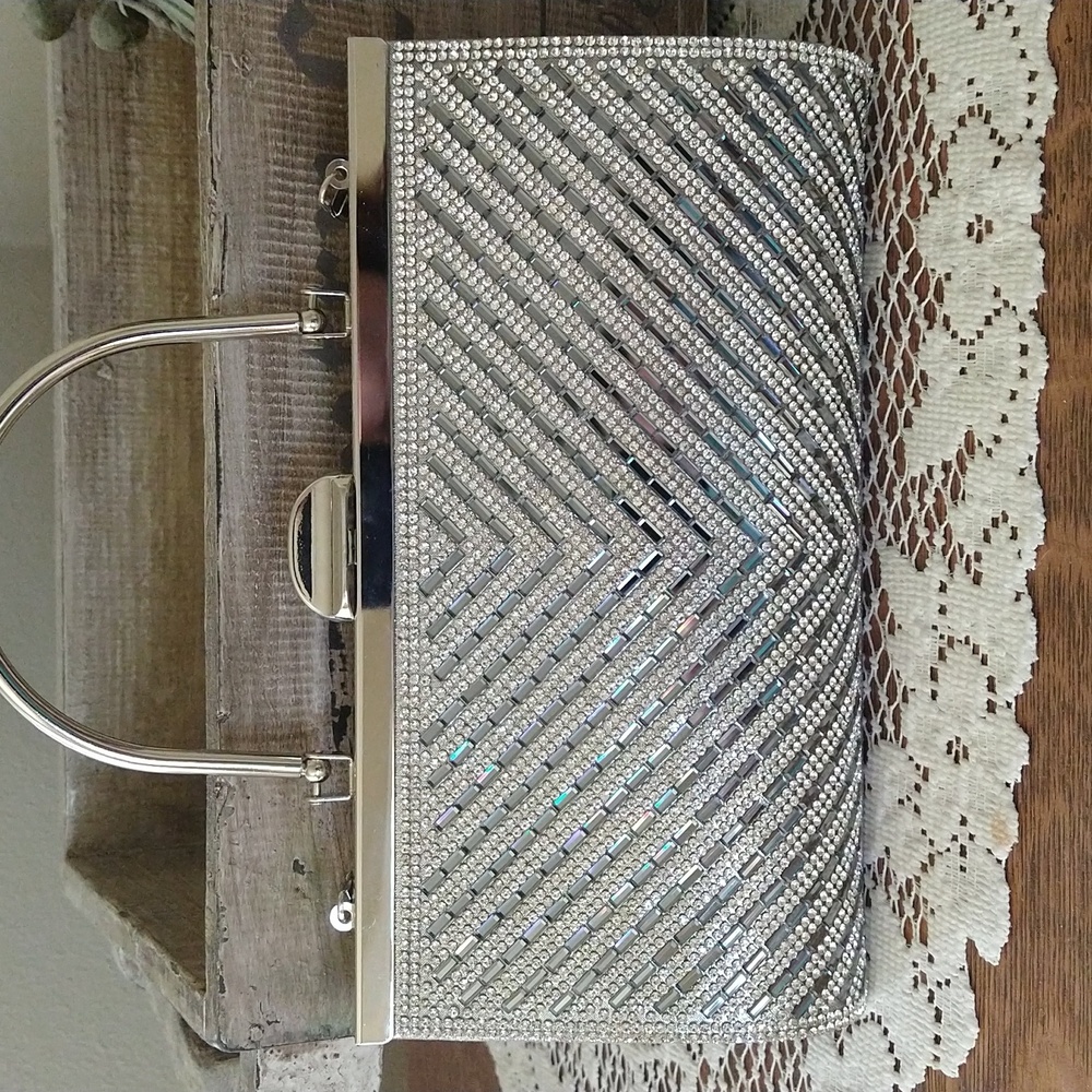 Formal sparkling ( looks like diamonds ) beaded purse. Excellent condition.